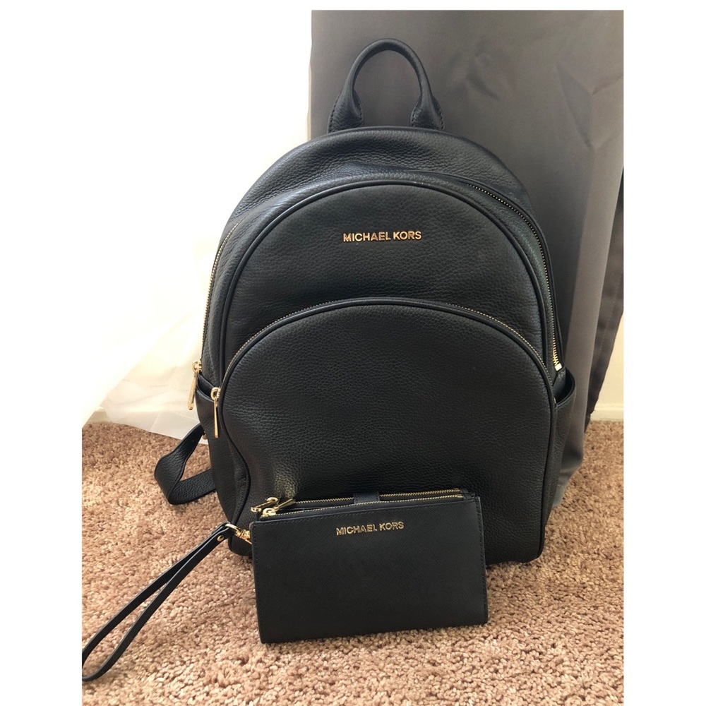 Authentic MK Wallet✨ And Authentic MK backpack! Matching!